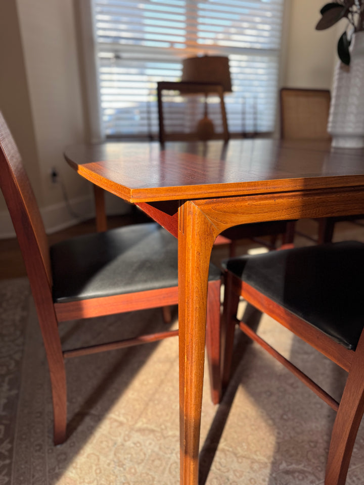 Mid-Century Modern Dining Room Table (with 2 leaves)